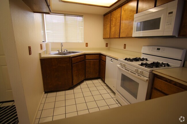 Building Photo - 2 bedroom, 1.5 bath Condominium Unit 6