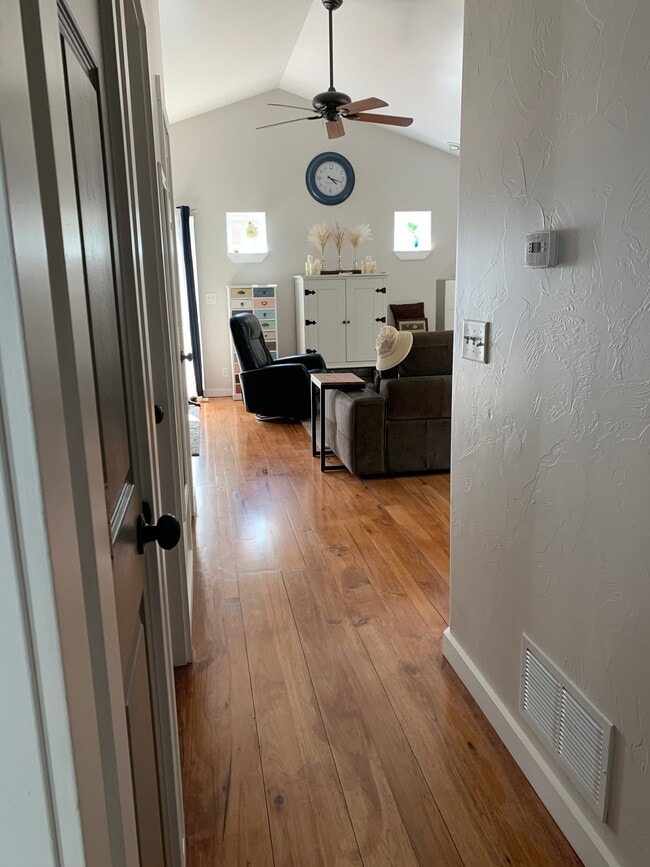 Photo - 112 W Dooley Ln
