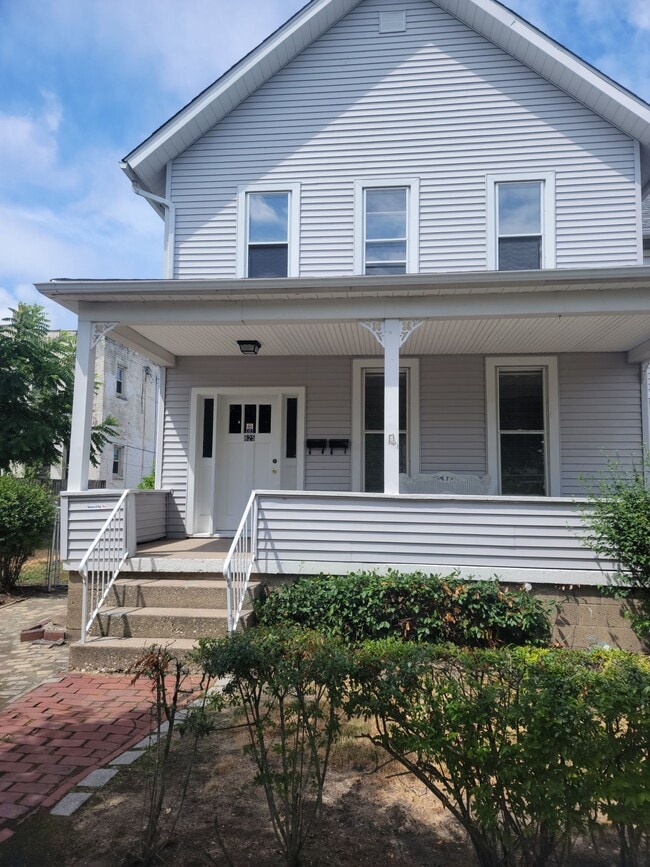 Building Photo - 825 Wabash St Rental