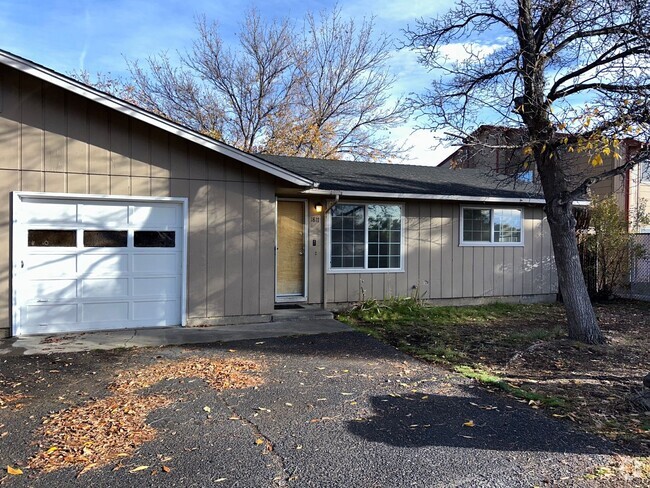 Building Photo - 2 Bedroom / 1.5 Bathroom Duplex in Redmond... Rental