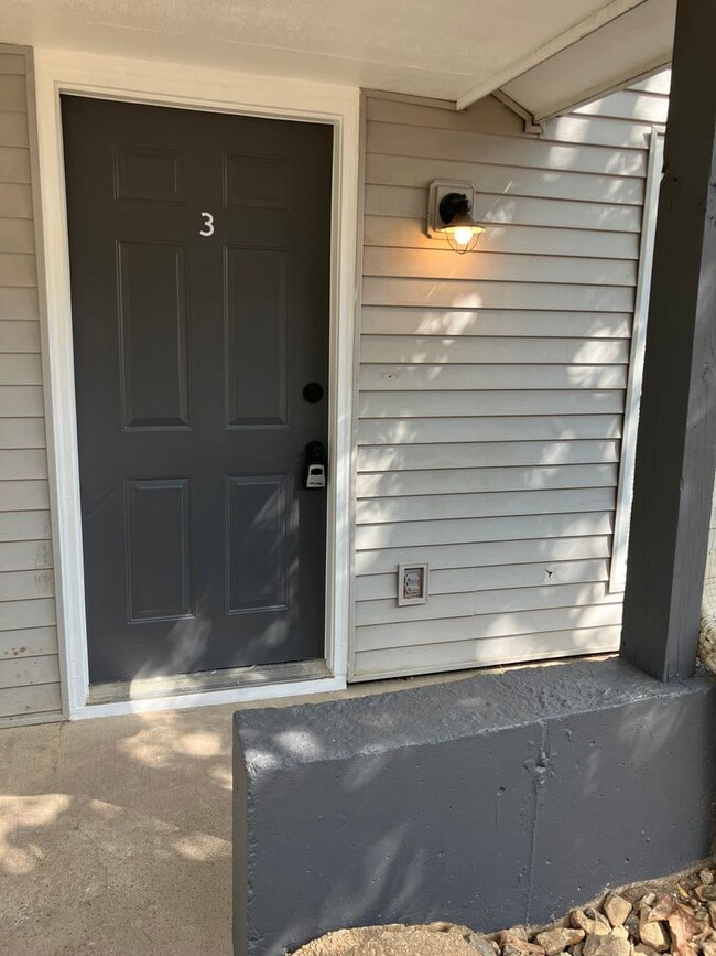 Photo - Remodeled 2 bathroom Townhouse on Sunset i... Unidad 4217 Sunset Dr Apt 3