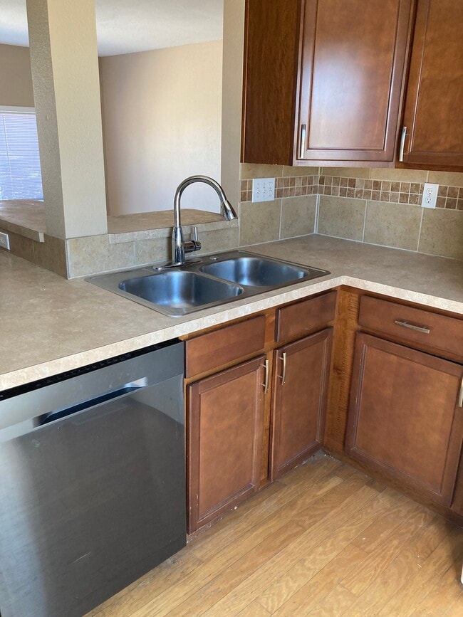 Photo - 1083 Hooker St