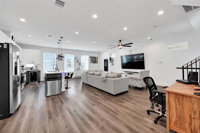 Building Photo - 2056 Johanna Dr