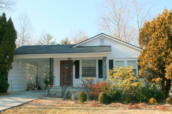 2 Bedroom house in Hendersonville!! - 2 Bedroom house in Hendersonville!!