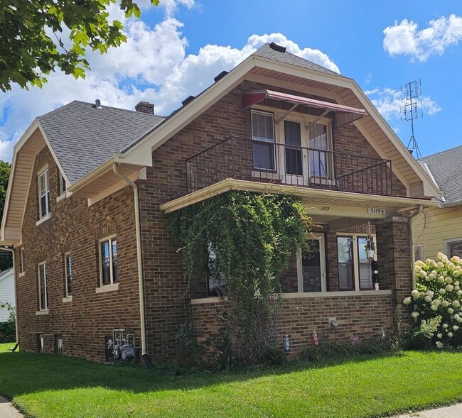 Building Photo - 2119 Lasalle St