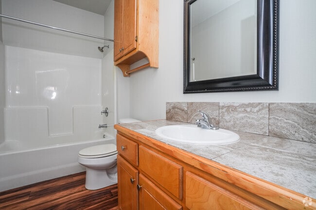 1BR, 1BA - 720SF - Primary Bathroom