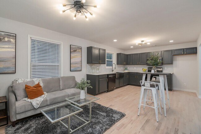 Photo - 904 Smith St SW