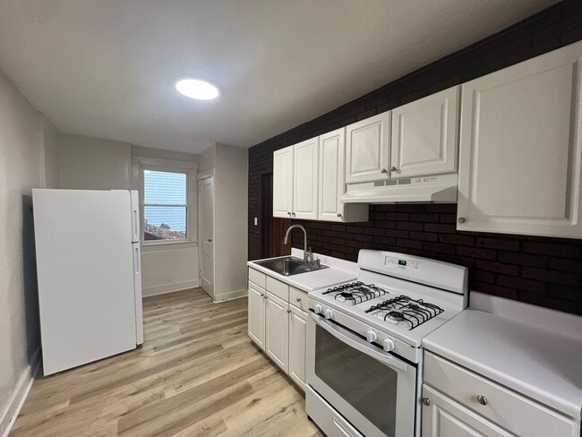 Building Photo - Updated 2.5 Bedroom/ 1 Bath in Troy Hill