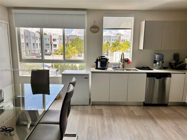 2561 NE 193rd St Unit 1201