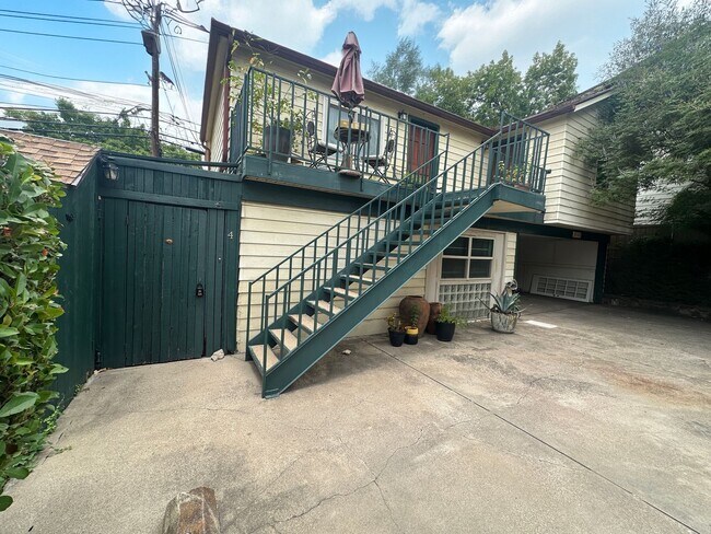 Building Photo - Spacious loft apartment with large, privat...