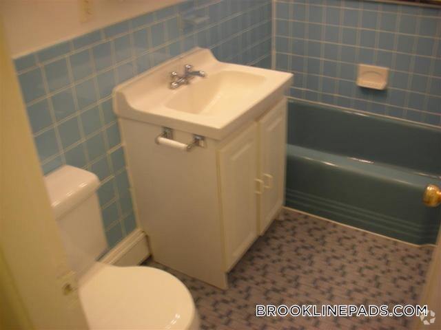 Building Photo - 1539 Beacon St Rental