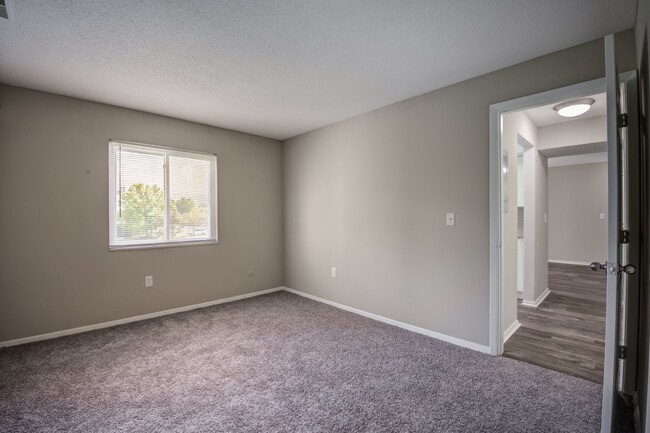 Lakeside Crossing at Eagle Creek Apartments and Townhomes