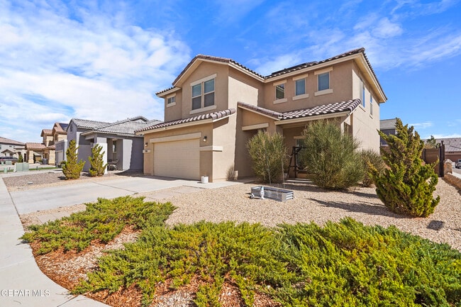 Photo - 956 Clapham St