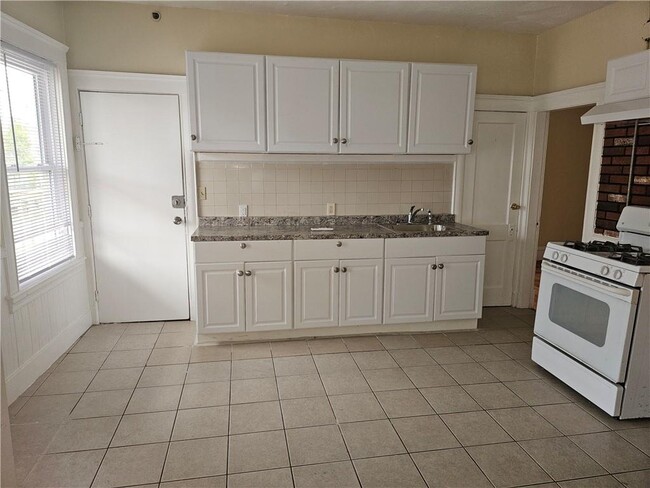Photo - 71-71 Fales St