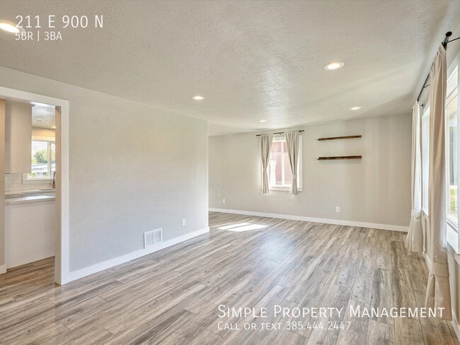 211 900 N