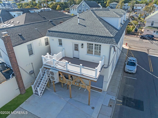 Building Photo - 132 Bay Ave Unit 2nd Floor