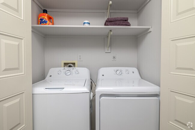 2BR, 2BR - 1,147SF - Laundry - Country Meadows Apartments