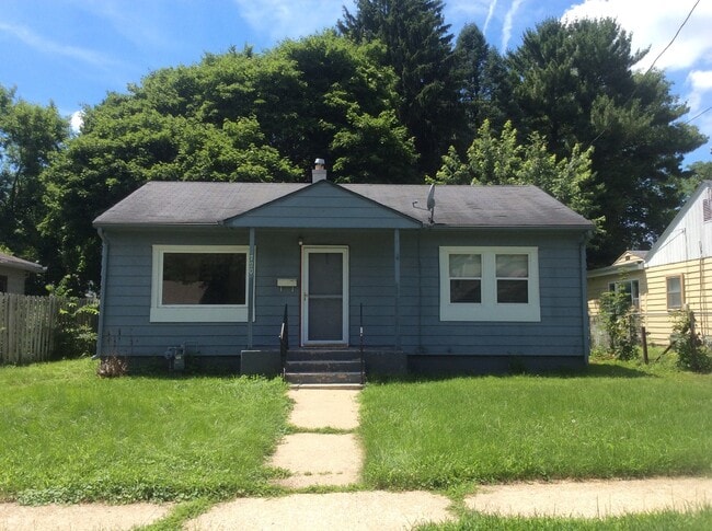 Building Photo - 2 bedroom home available in Rockford