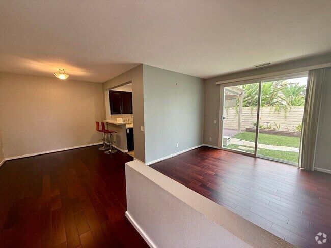 Building Photo - 4 bed, 3 bath Townhouse in Gated Community...