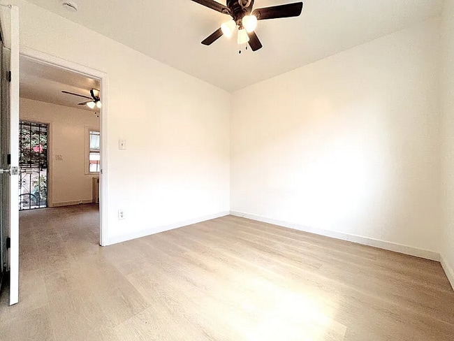 Photo - 727 E 81st St