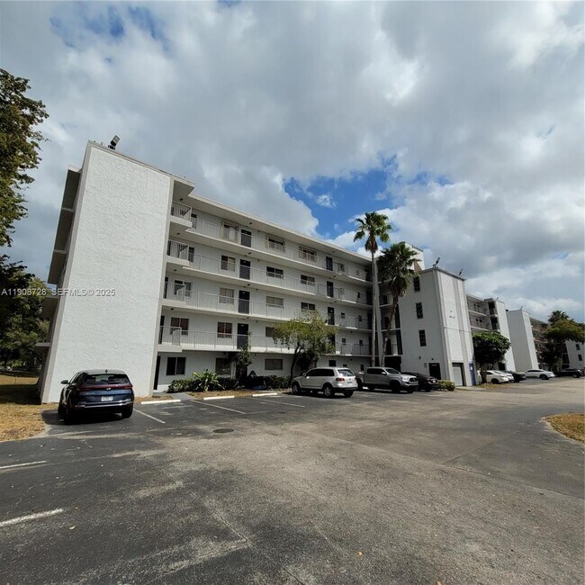 Photo - 8540 N Sherman Cir Unit 101