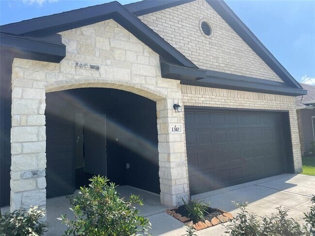Building Photo - 1310 Ponderosa Pne Dr Rental