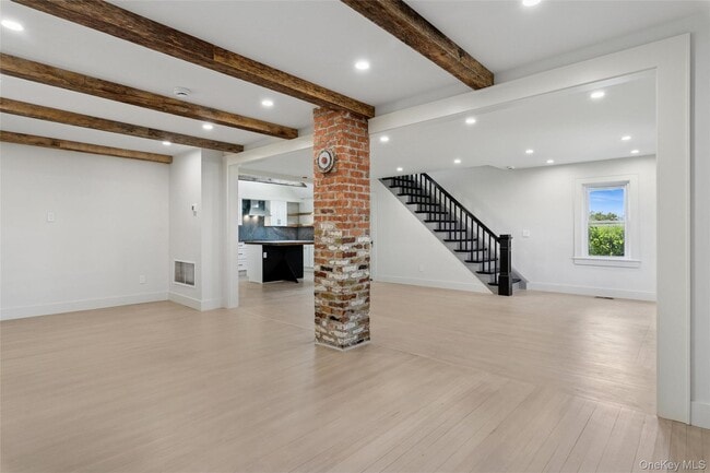 Photo - 335 Herricks Ln