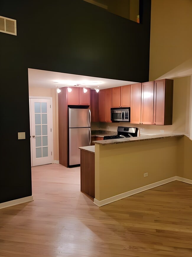 Building Photo - 3611 W Montrose Ave Unit 104 Rental