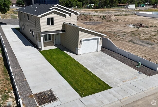 Building Photo - 1308 N Buchanan St Rental