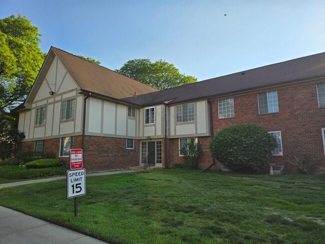 Building Photo - 30276 Southfield Rd Unit 215
