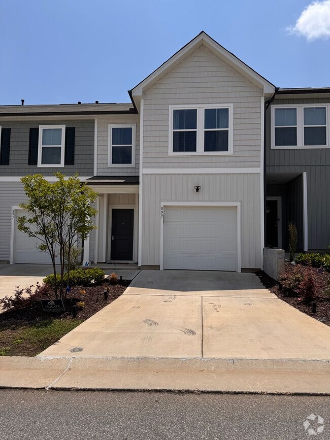 Building Photo - 3BR 2.5BA Townhome