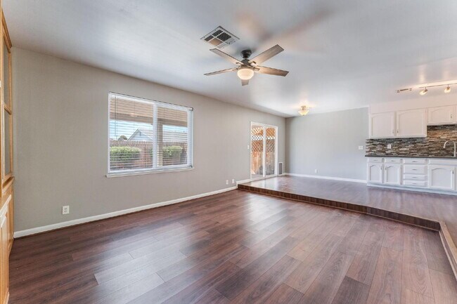 "Charming 3-Bed Oasis with 2 Full Baths in Vibrant Las Vegas - 1315 Sq Ft of Comfort!"