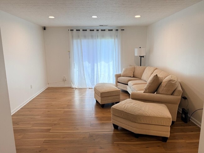 Building Photo - 5315 Portland St Unit 201