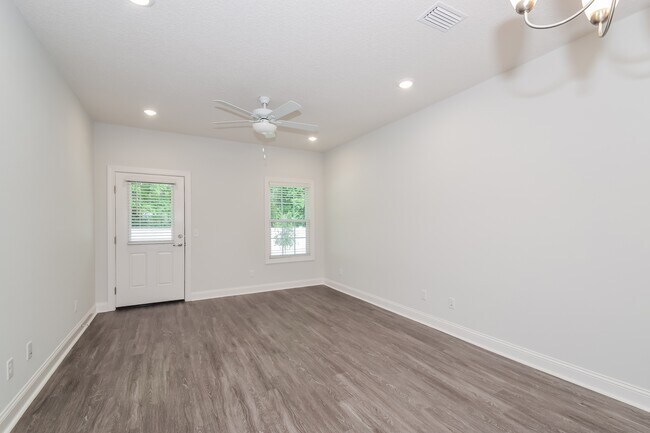 Photo - 1156 Walker Point Way