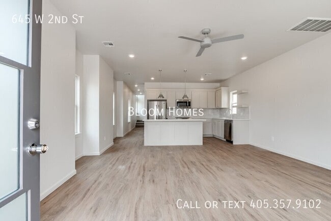 Photo - 645 W 2nd St