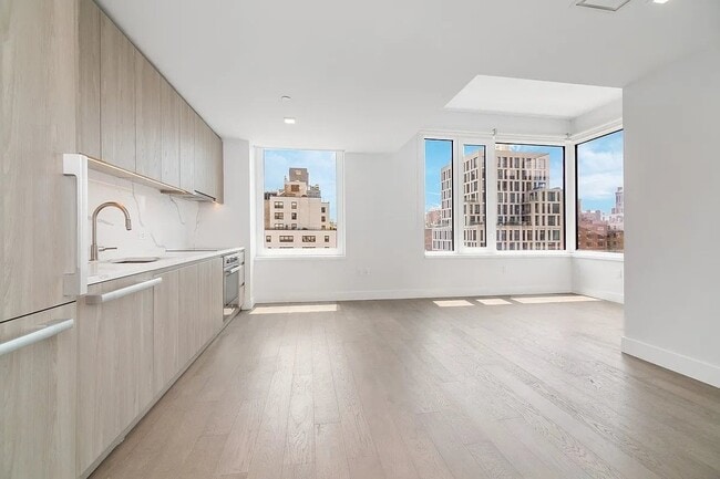 Building Photo - 200 E 23rd St