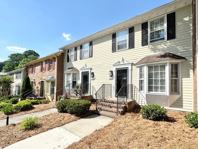 Building Photo - 2 Bedroom Townhome in NW Greensboro near parks and Greenway