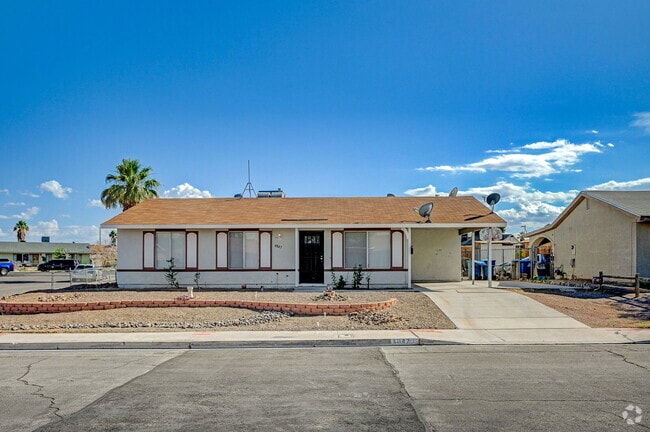 Building Photo - Freshly renovated 3 bed 2 bath single stor... Rental