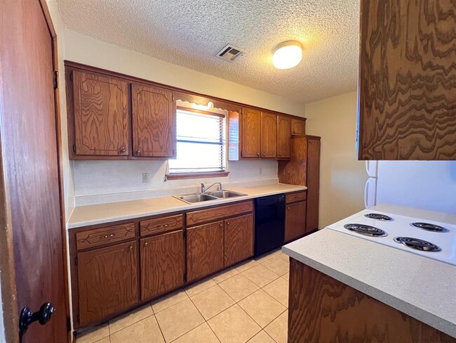Photo - 928 N County Line Rd Townhome