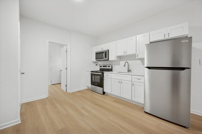 Building Photo - Gorgeous 4-Bedroom Townhome in West Philad...