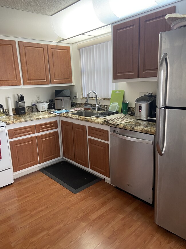 Building Photo - 9641 Riverside Dr Unit F1