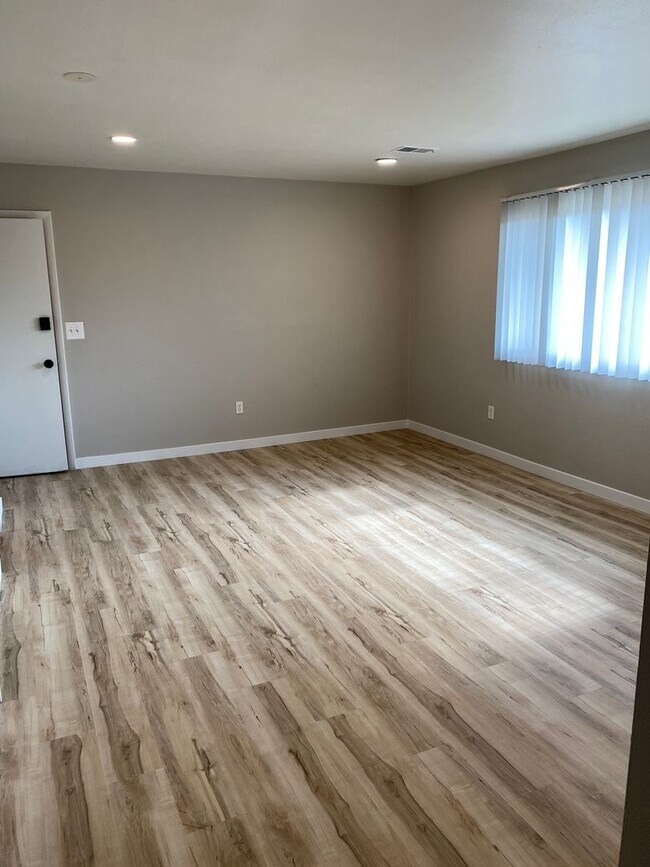 Photo - 8886-8888 N Lowell Blvd (DUPLEX) Unidad 1 [8886 Lowell]