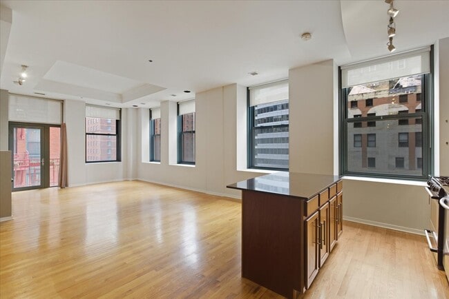 Building Photo - 208 W Washington St Unit 1010