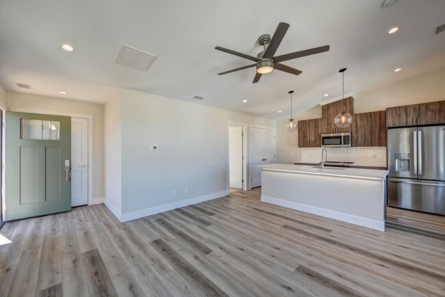 Photo - 205 Co Rd 105 Unidad B