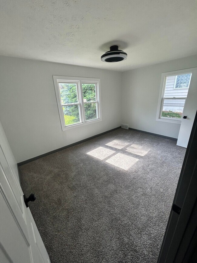 Photo - 701 N 85th St