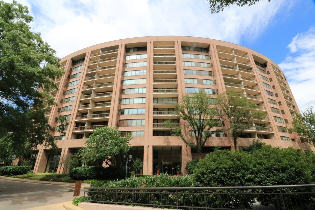 Classy 1/1 Convenience in Crystal City - Classy 1/1 Convenience in Crystal City