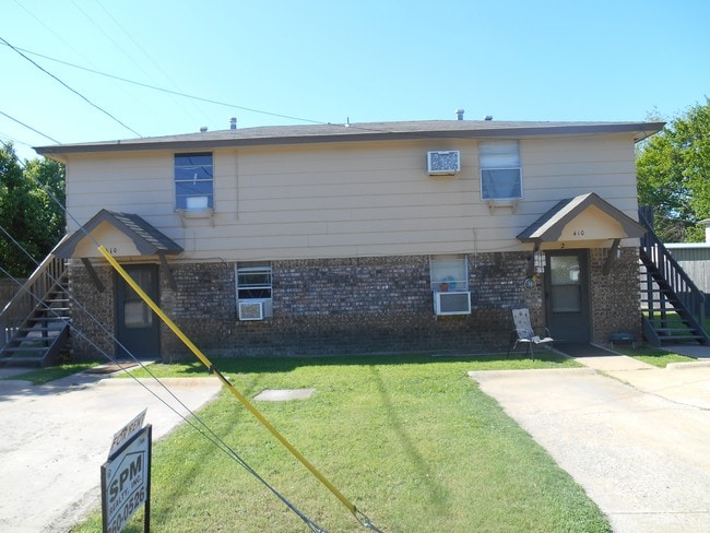 Front of Building - 410 E Walnut St Unit 4