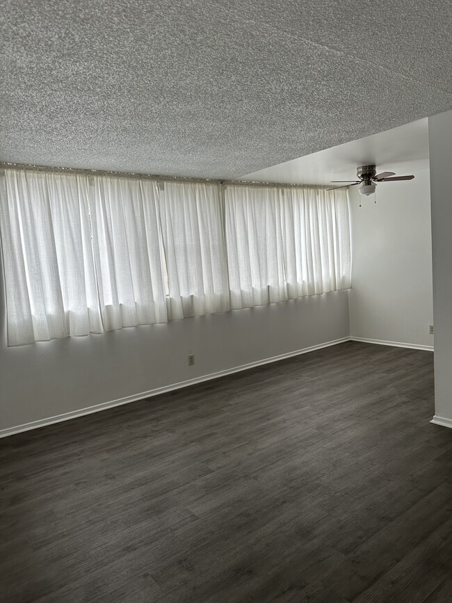 Building Photo - 4201 McLaughlin Ave Unit 7