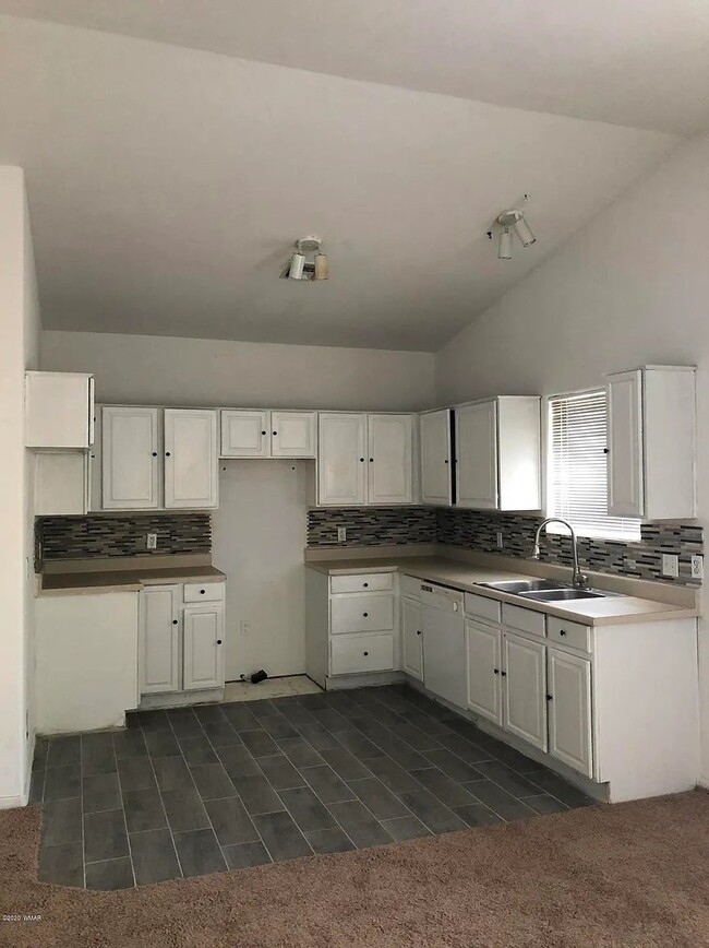 271 S 16th Ave