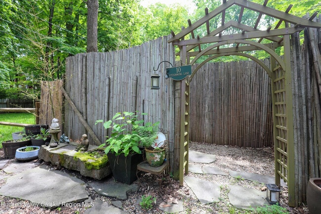 Photo - 10 Fitzsimmons Ln